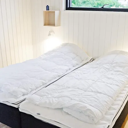 8 Person In Sjolund-by Traum